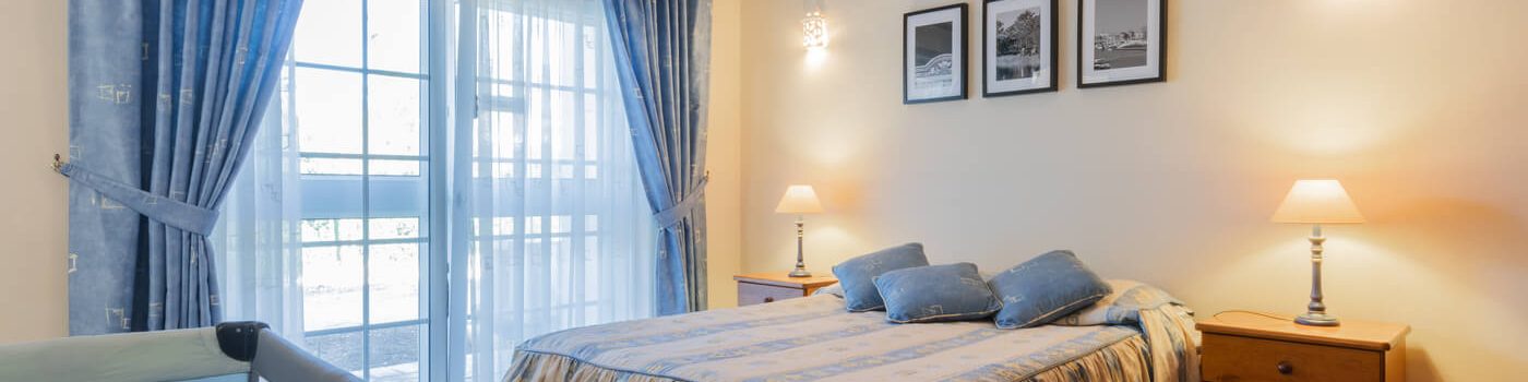 Quarto com cama de casal